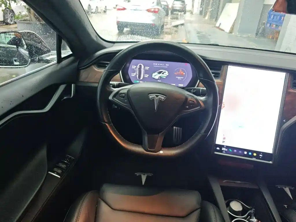 Tesla Model S — миниатюра 3