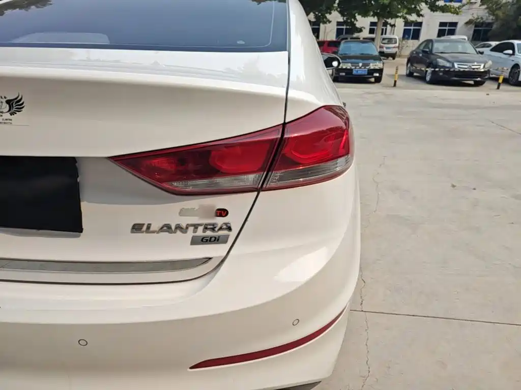 Hyundai Elantra — миниатюра 8
