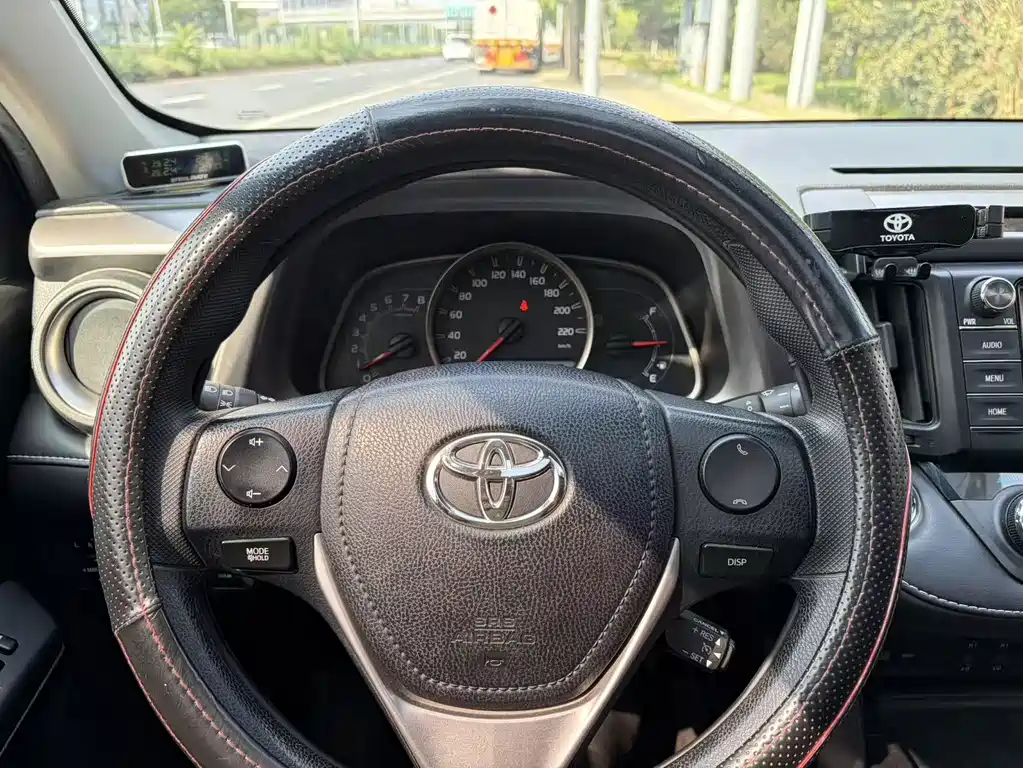 Toyota RAV4 — миниатюра 15
