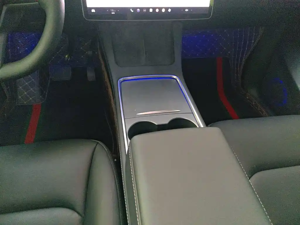 Tesla Model Y — миниатюра 14