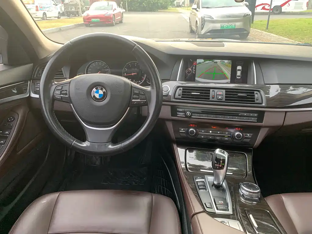 BMW 5 Series — миниатюра 9