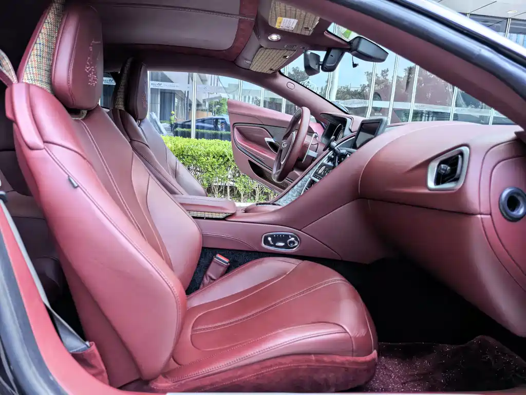 Aston Martin DB11 — миниатюра 30