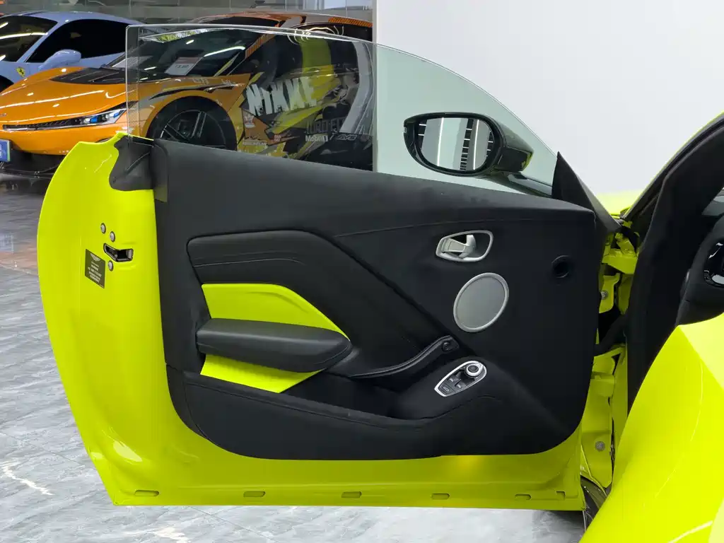 Aston Martin V8 Vantage — миниатюра 11