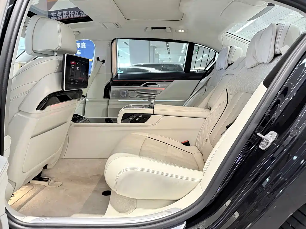 BMW 7 Series — миниатюра 14