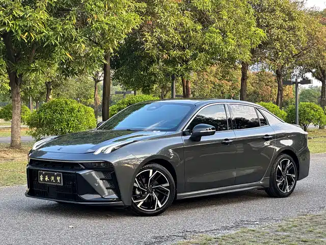 Lynk & Co 03