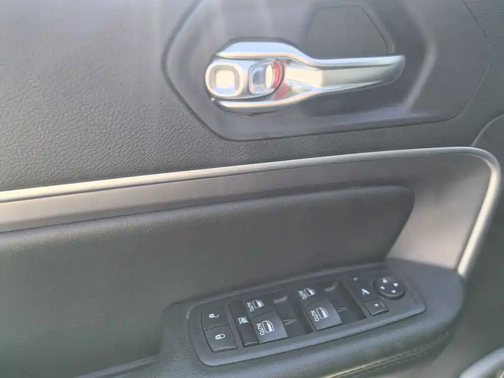 Jeep Grand Commander — миниатюра 6