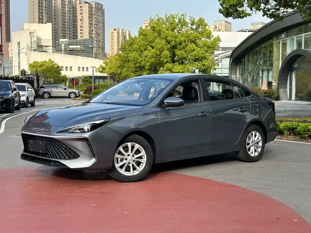 Roewe i5 - zdjęcie 1 z 15