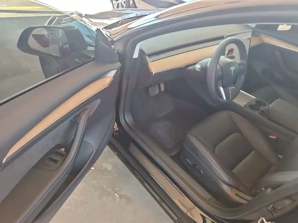 Tesla Model 3 — миниатюра 16