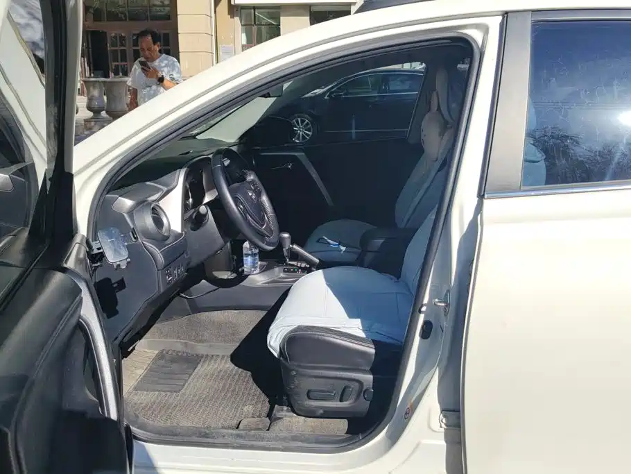 Toyota RAV4 — миниатюра 9