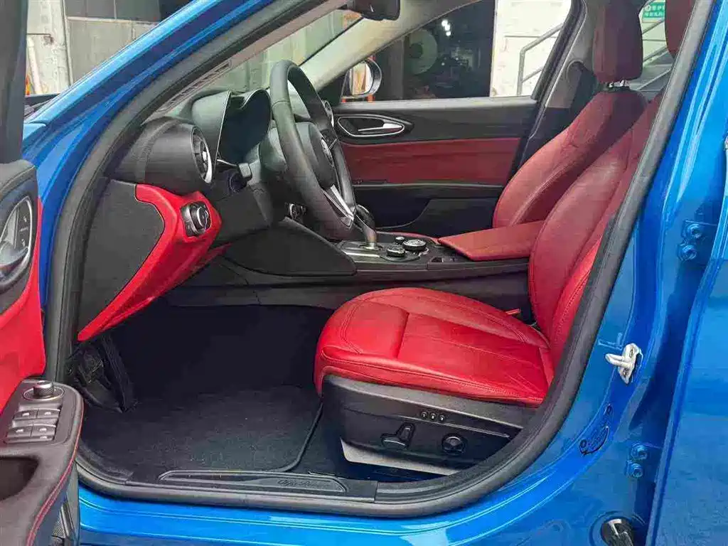 Alfa Romeo Giulia 2.0T 200HP Elite Edition, фото 2