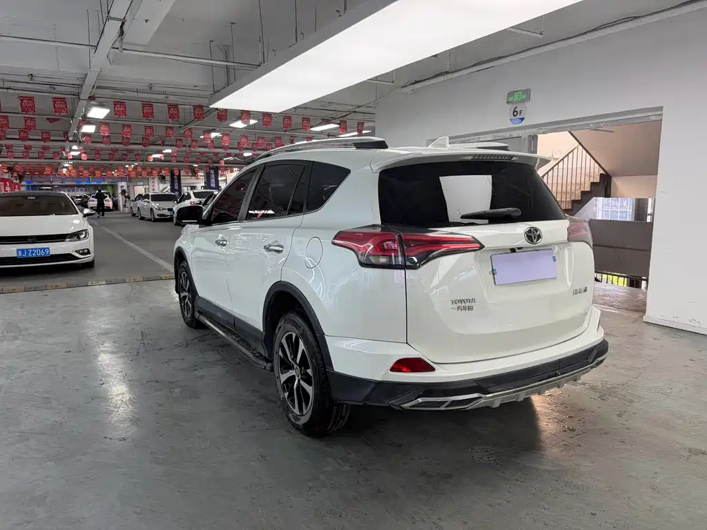 Toyota RAV4 — миниатюра 9