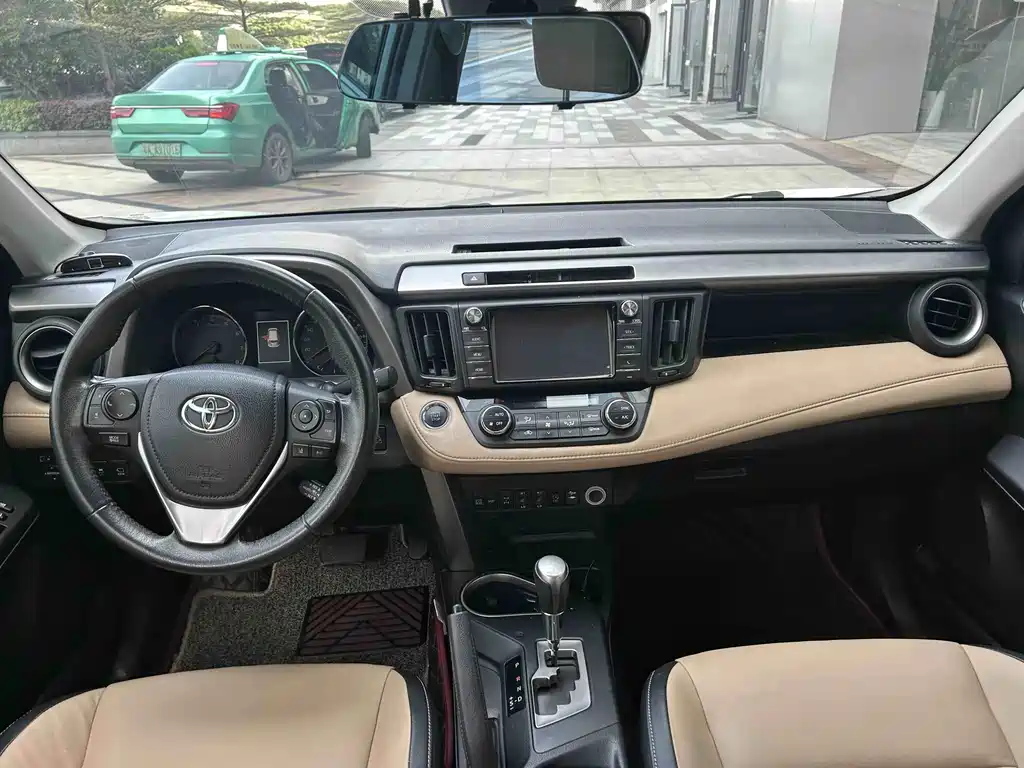 Toyota RAV4 — миниатюра 8