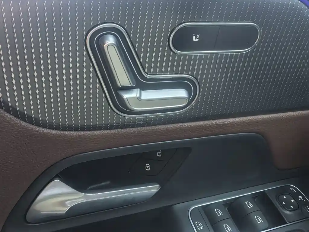 Mercedes-Benz GLB — миниатюра 10