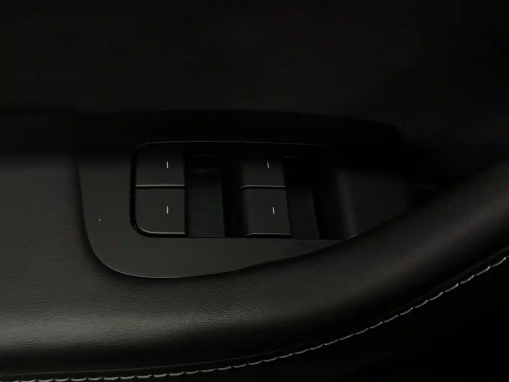 Tesla Model Y — миниатюра 9