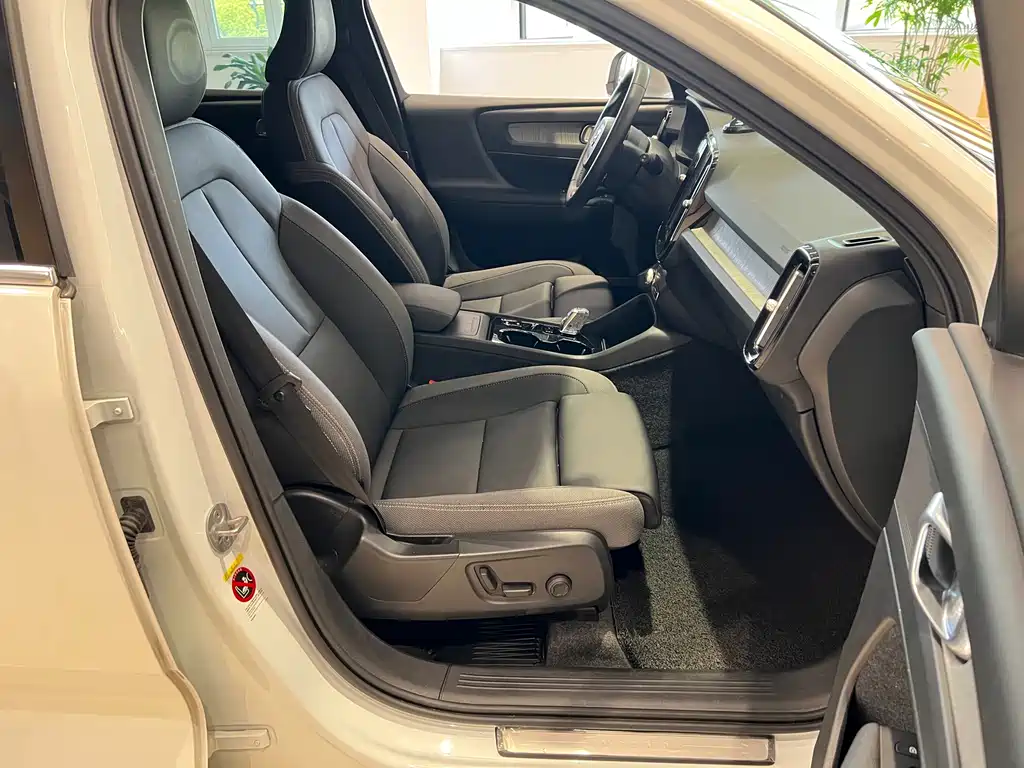 Volvo XC40 — миниатюра 10