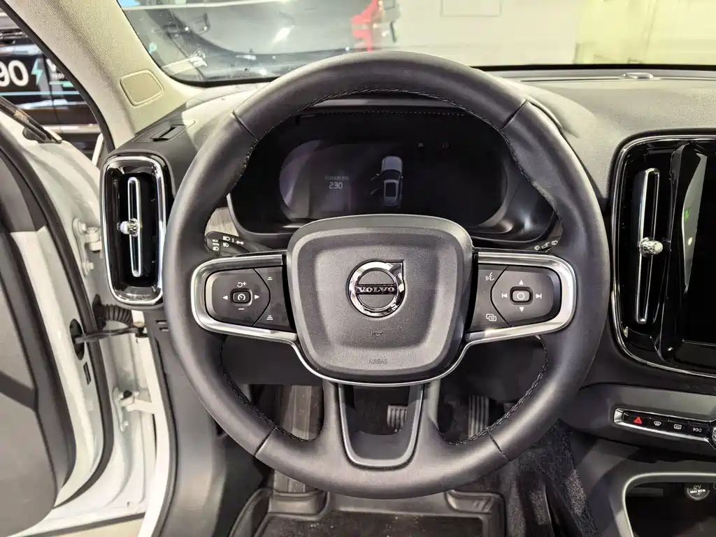 Volvo XC40 2025 B4 Luxury