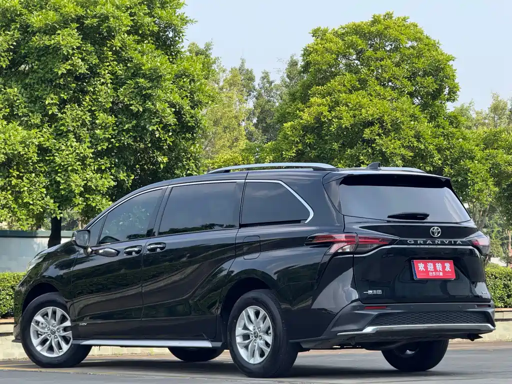 Toyota Granvia — миниатюра 6