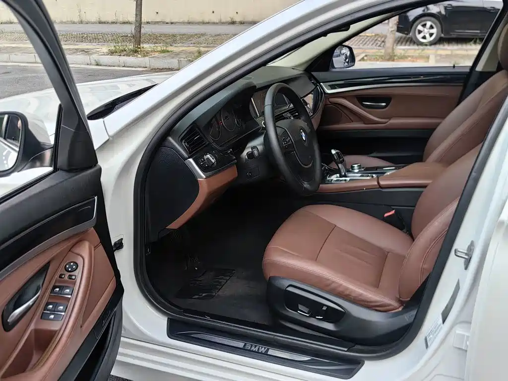 BMW 5 Series — миниатюра 10
