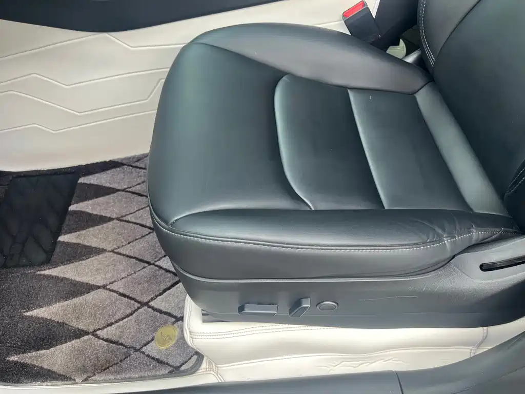 Tesla Model Y — миниатюра 8