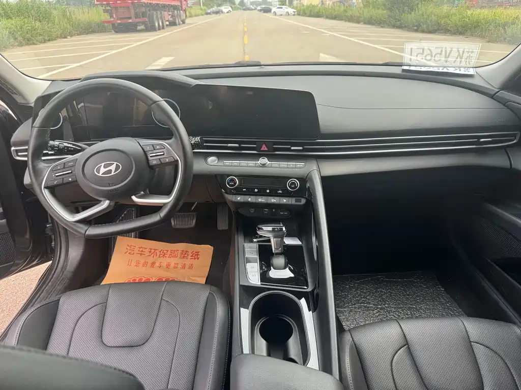Hyundai Elantra 2023 1.5L CVT TOP Flagship