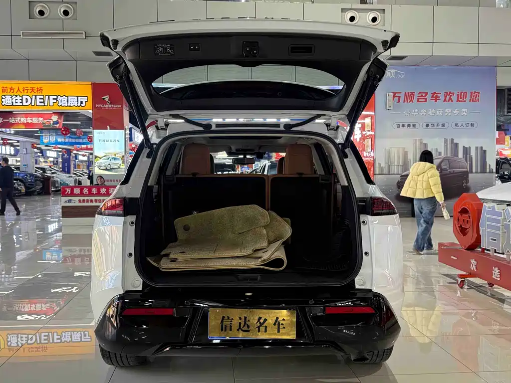 NISSAN EXPLORING THE LAND