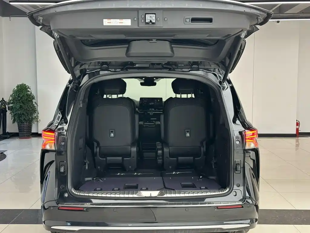 Toyota Sienna — миниатюра 2