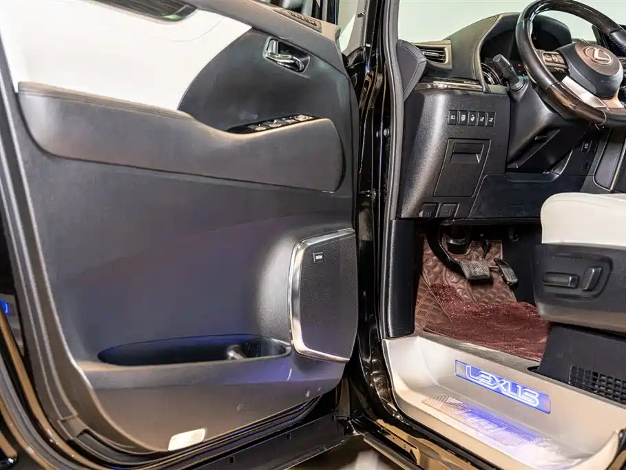 Lexus LM 2020 300h мест
