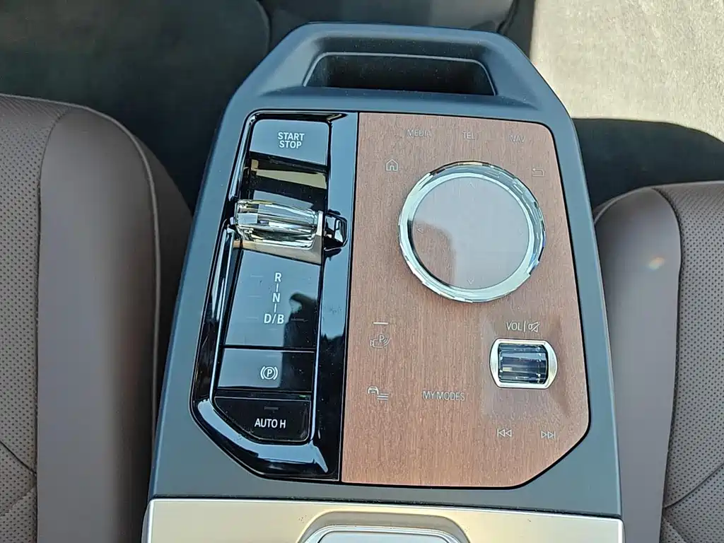 BMW iX — миниатюра 18