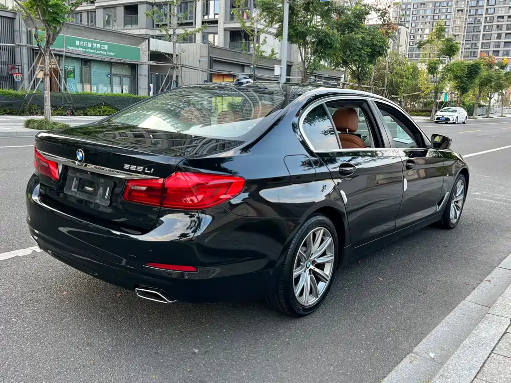 BMW 5 Series — миниатюра 14