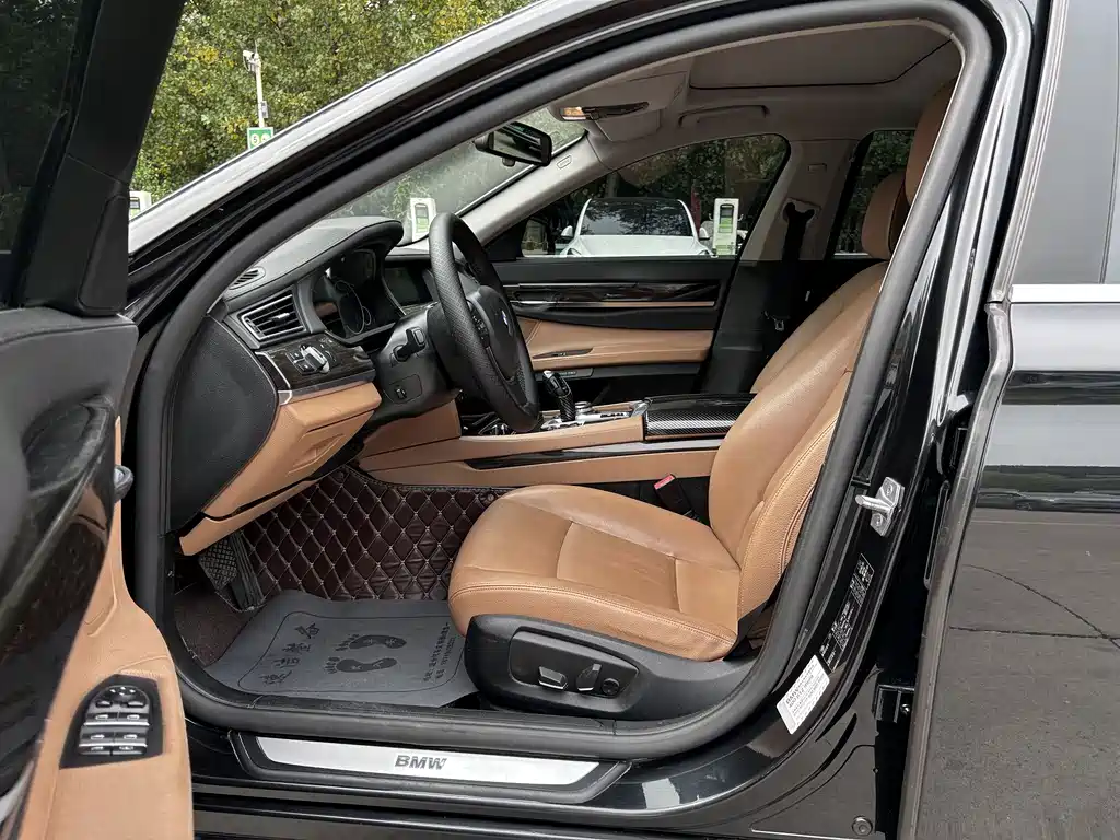 BMW 7 Series — миниатюра 10