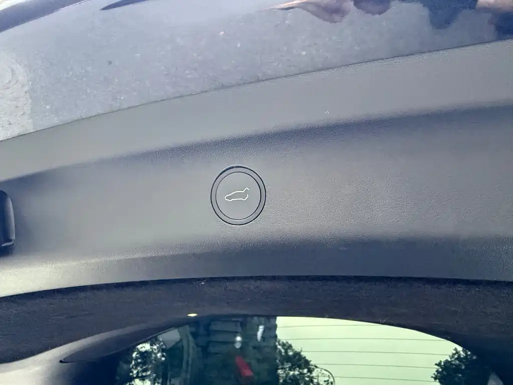 Tesla Model Y — миниатюра 18