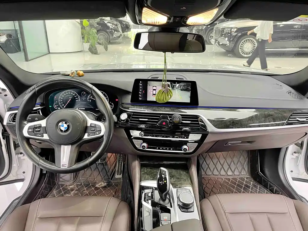 BMW 5 Series — миниатюра 5