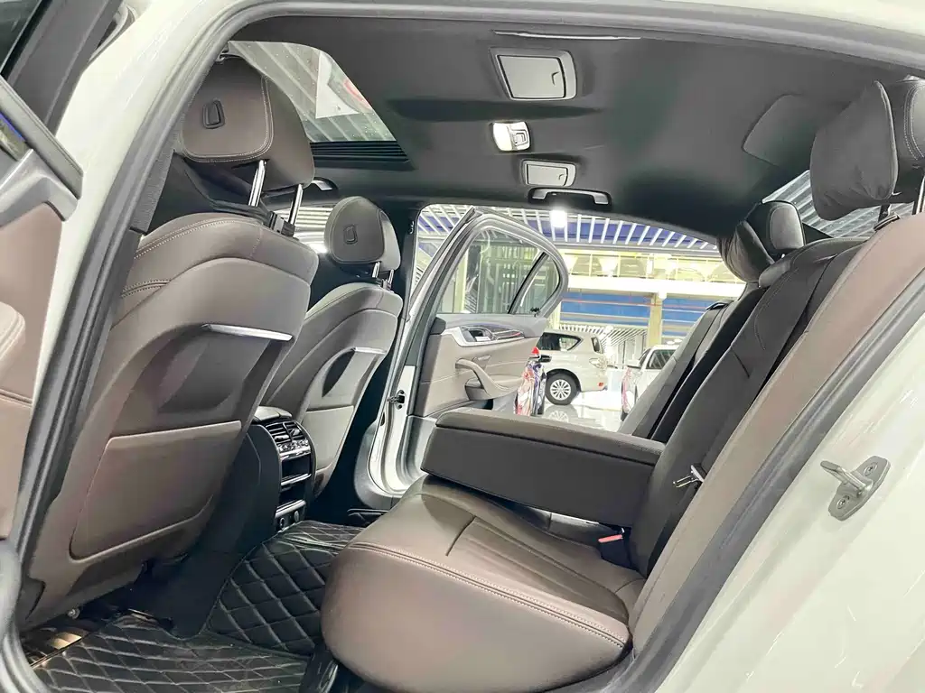 BMW 5 Series — миниатюра 7