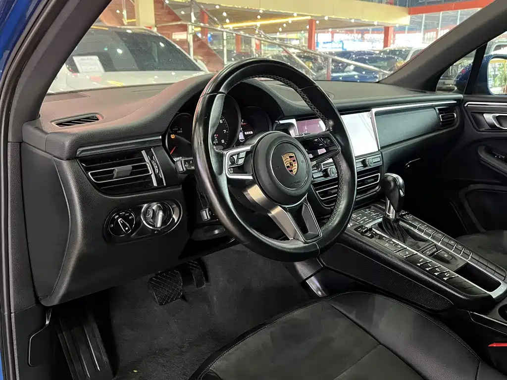 PORSCHE MACAN