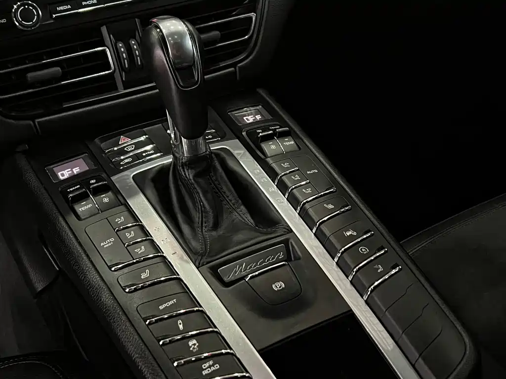 PORSCHE MACAN