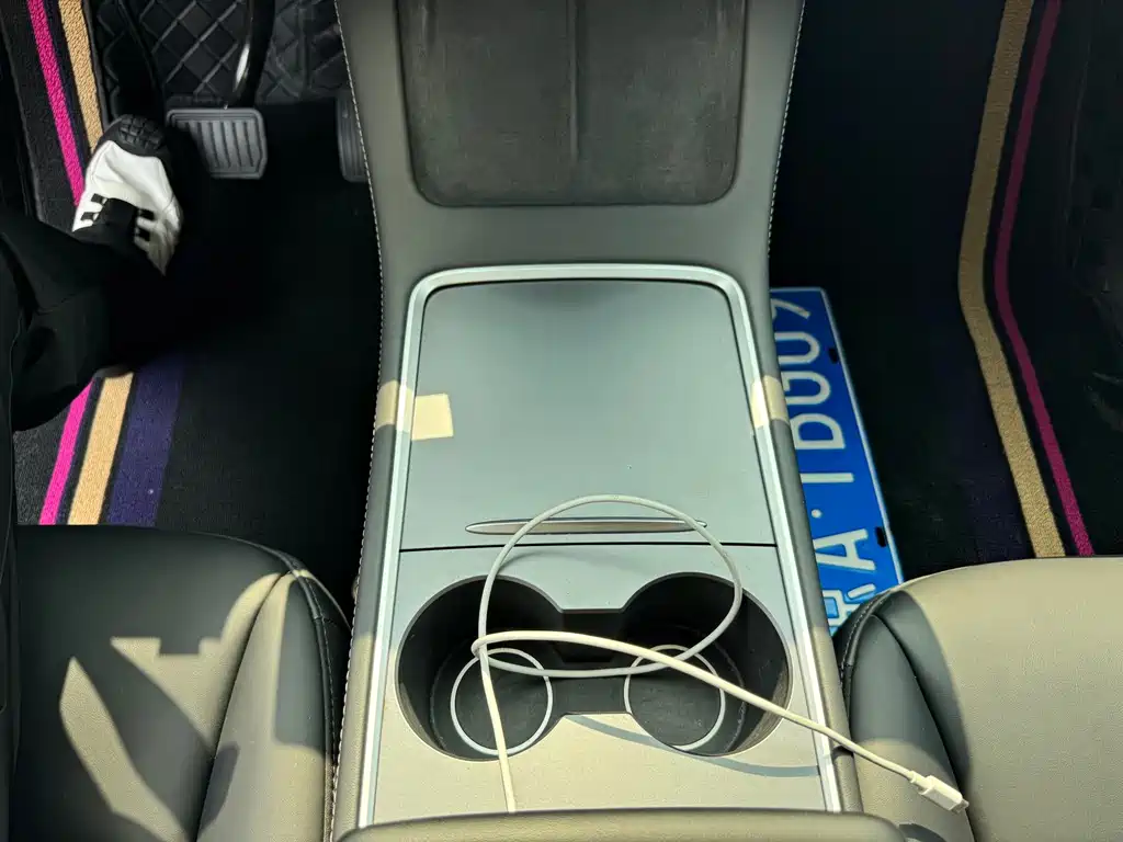 Tesla Model Y — миниатюра 7