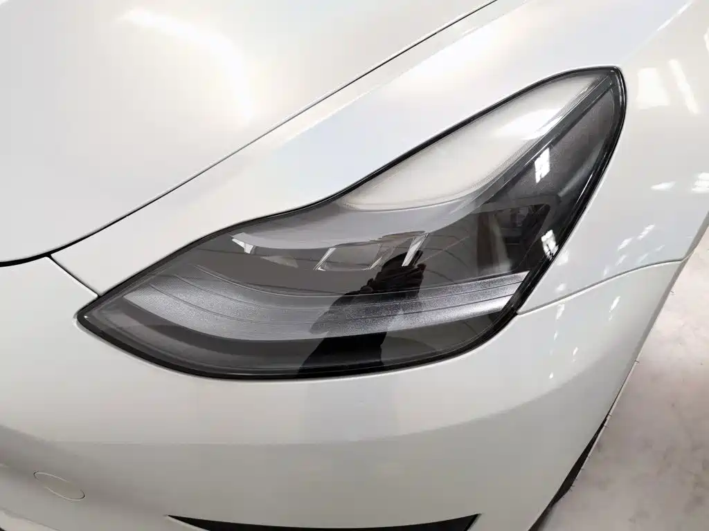 Tesla Model 3 — миниатюра 7
