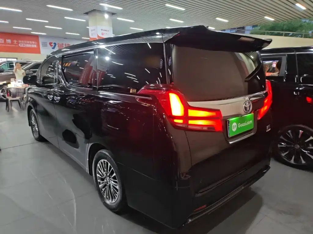 Toyota Alphard — миниатюра 5