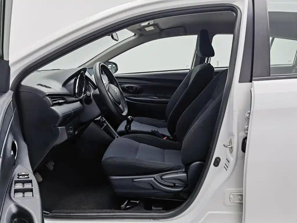 Toyota Yaris L — миниатюра 10