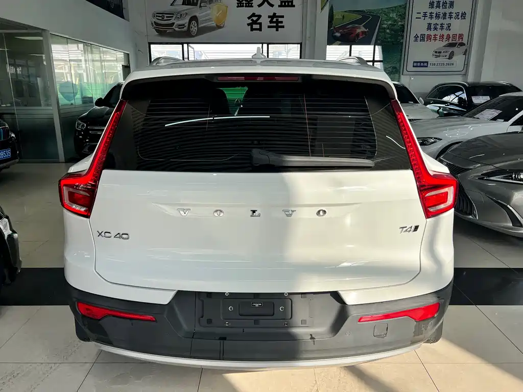 VOLVO XC40