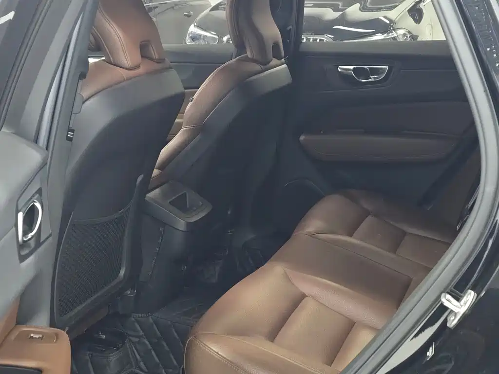 Volvo XC60 2023 B5 Luxury