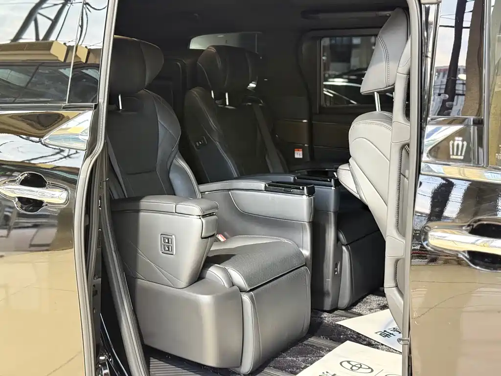 Toyota Vellfire — миниатюра 12