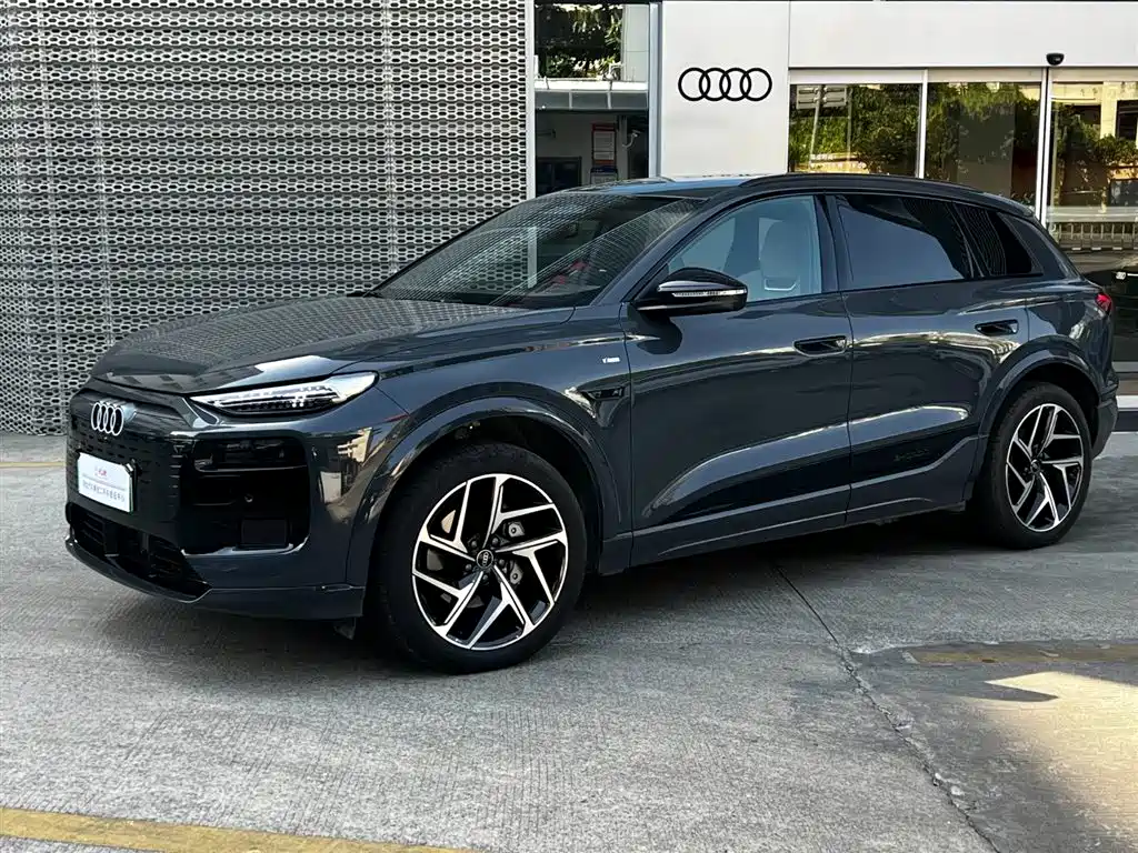 AUDI Q6L E TRON