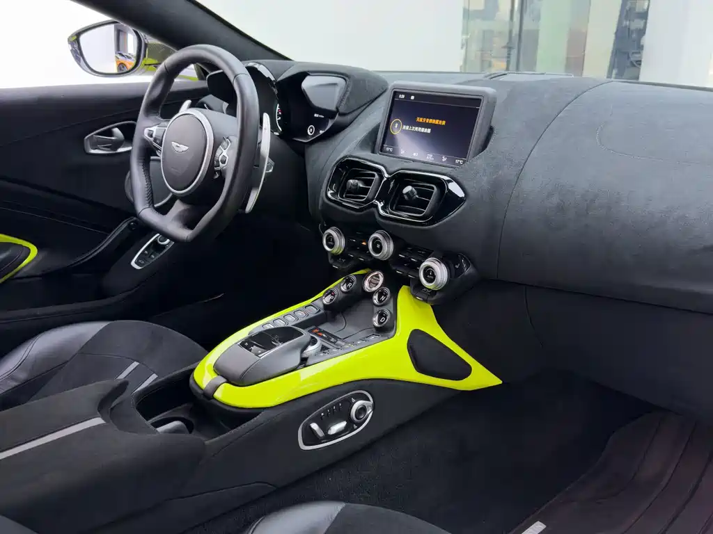 Aston Martin V8 Vantage — миниатюра 17
