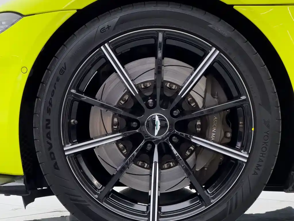 Aston Martin V8 Vantage — миниатюра 8