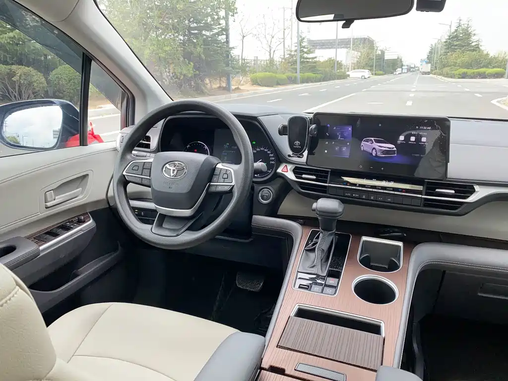 Toyota Sienna — миниатюра 18