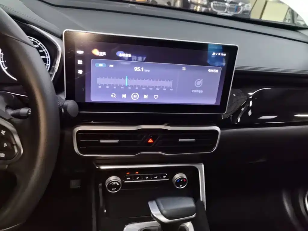 Geely Binyue — миниатюра 13