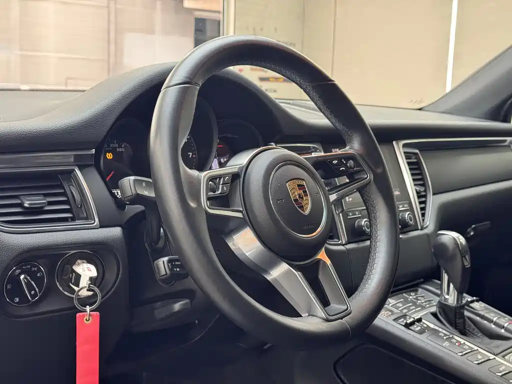 PORSCHE MACAN