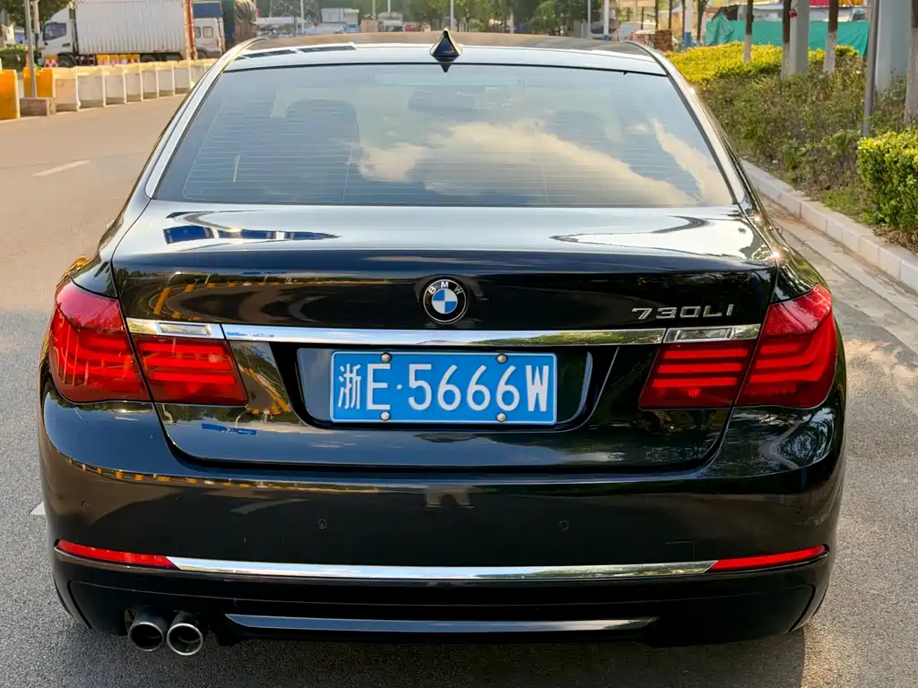 BMW 7 Series — миниатюра 11