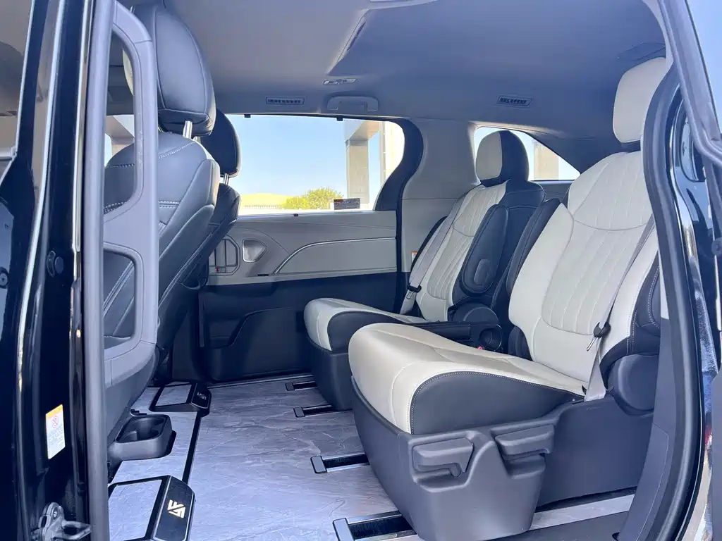 Toyota Sienna — миниатюра 9